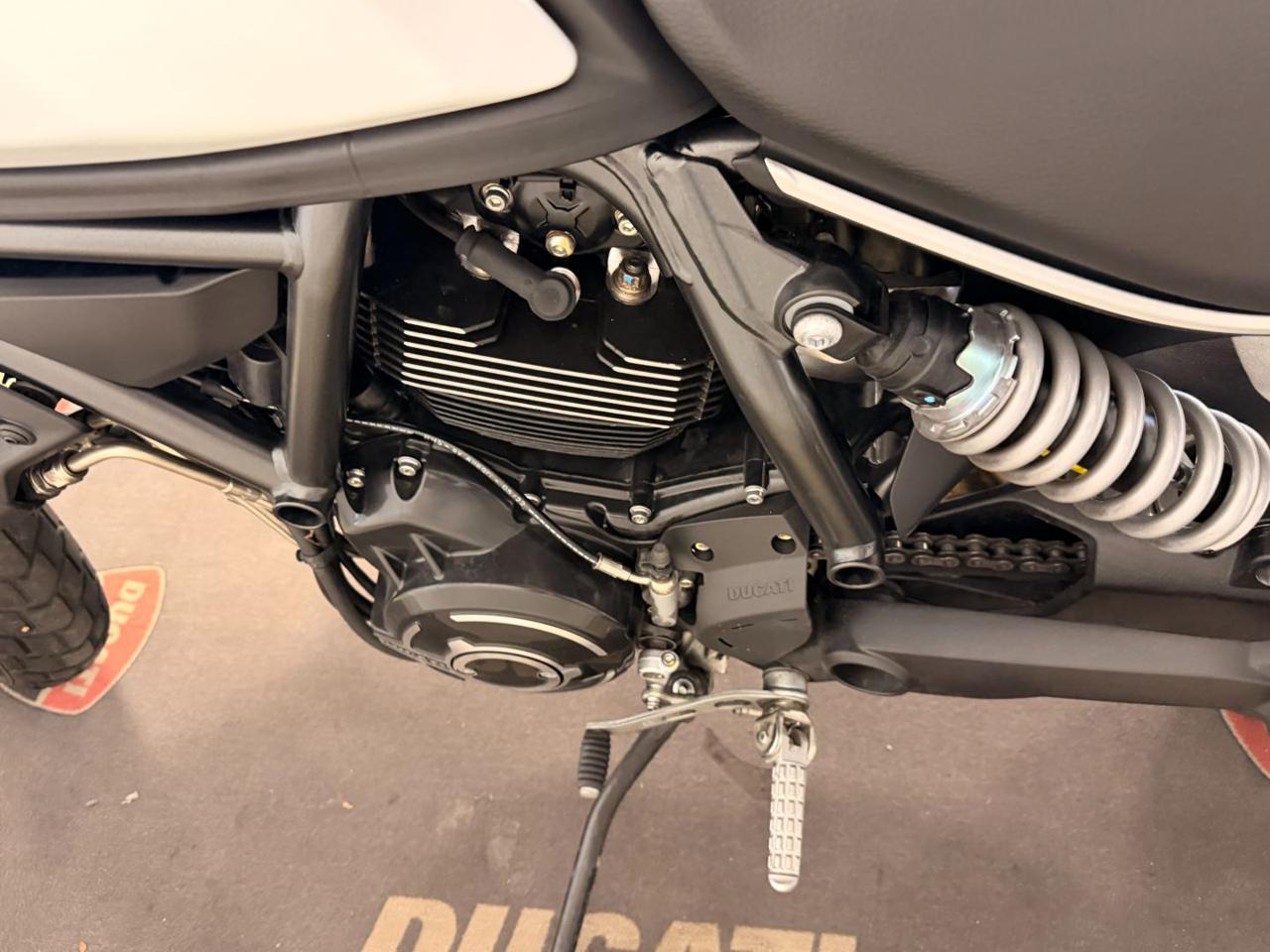 DUCATI Scrambler 800 ICON DARK - 9