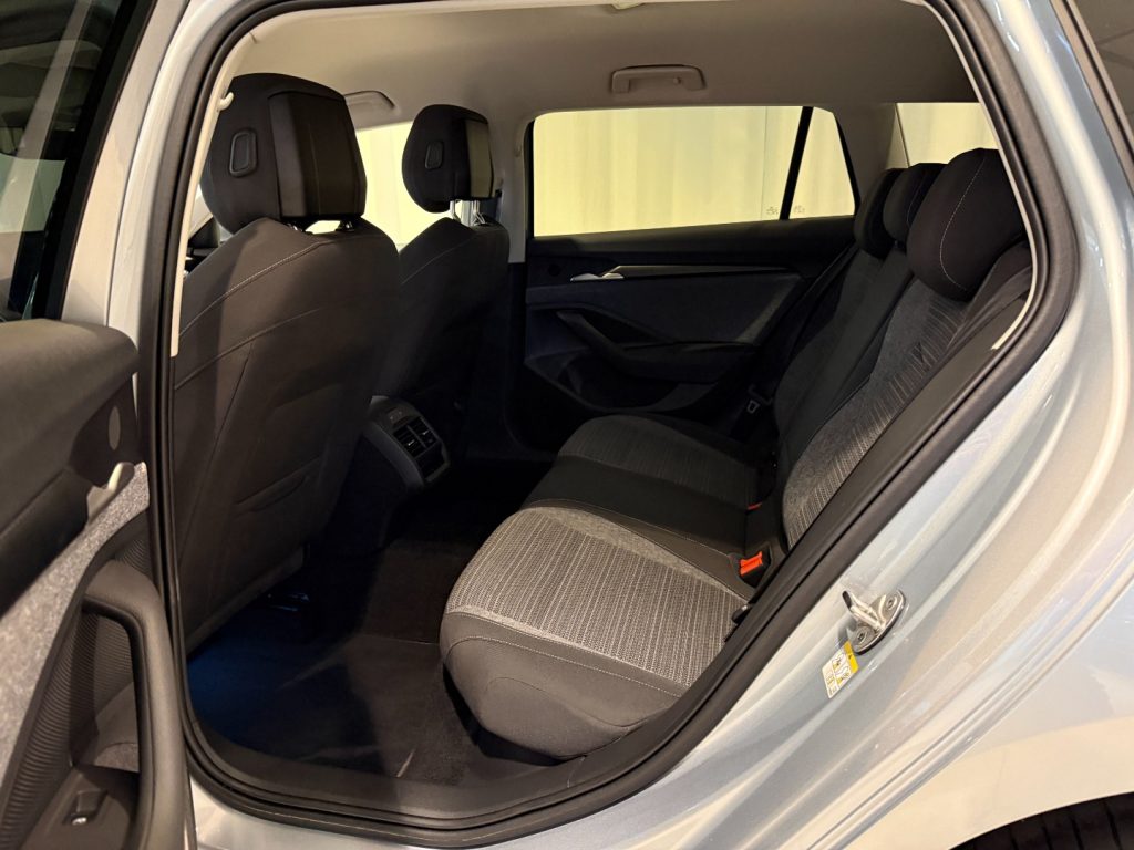 SKODA Superb 2.0 TDI DSG Wagon Selection Camera DAB+ LED Navi - 5