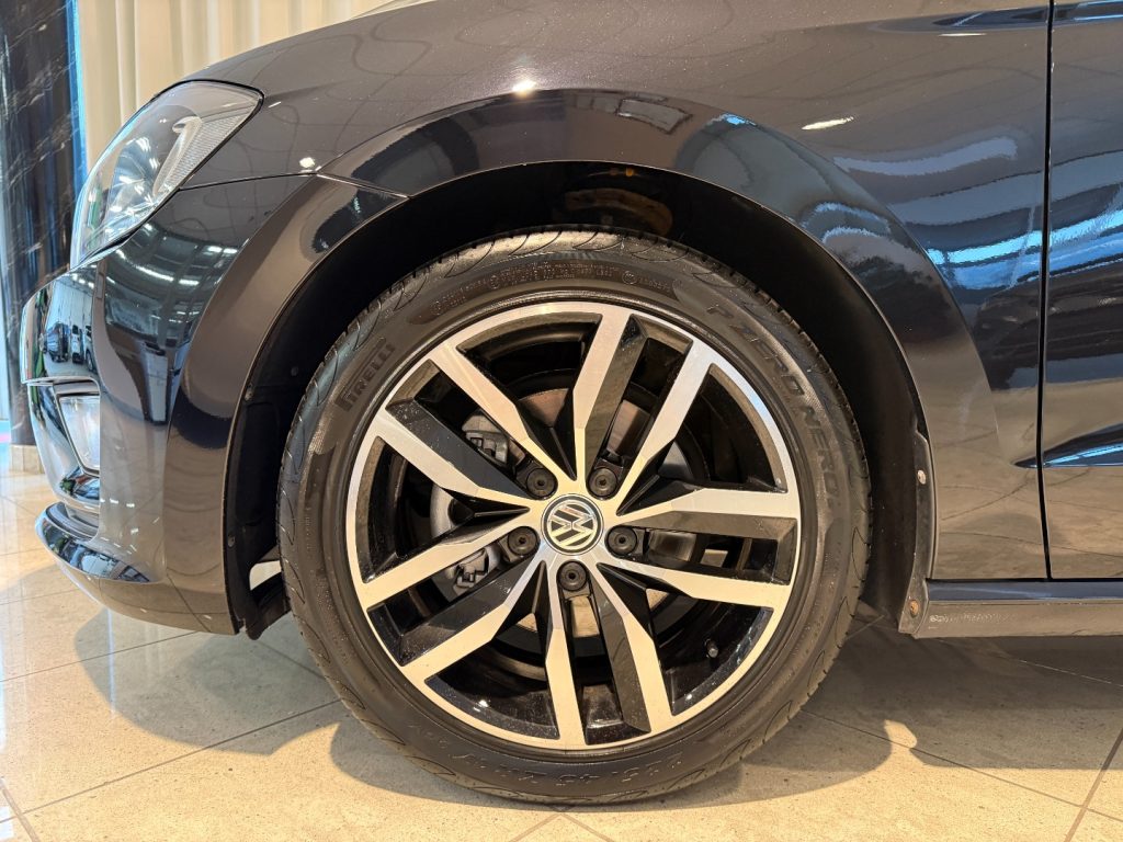 VOLKSWAGEN Golf Sportsvan 2.0 TDI DSG Highline Xenon Discover Pro Bluetooth - 17