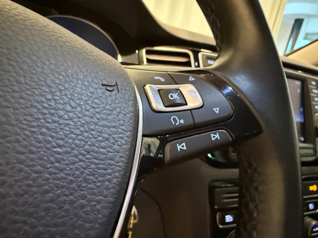 VOLKSWAGEN Golf Sportsvan 2.0 TDI DSG Highline Xenon Discover Pro Bluetooth - 11