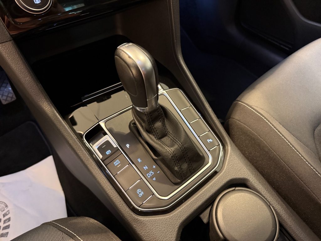 VOLKSWAGEN Golf Sportsvan 2.0 TDI DSG Highline Xenon Discover Pro Bluetooth - 15