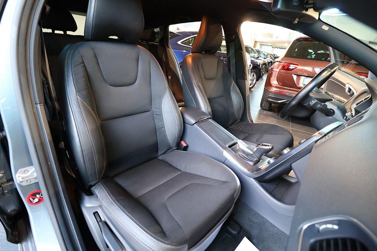 VOLVO V60 Cross Country D3 Geartronic Momentum - 16