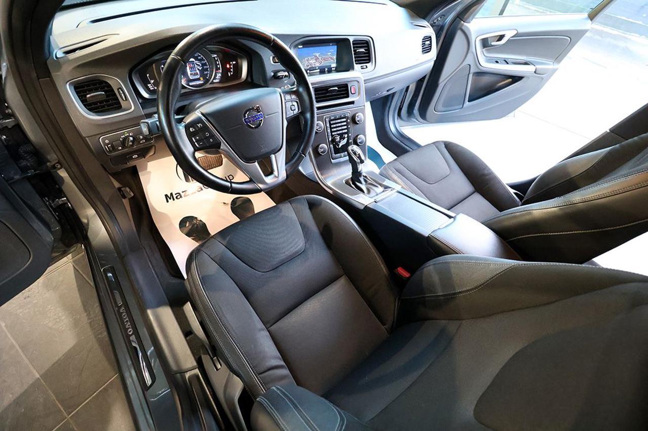 VOLVO V60 Cross Country D3 Geartronic Momentum - 13