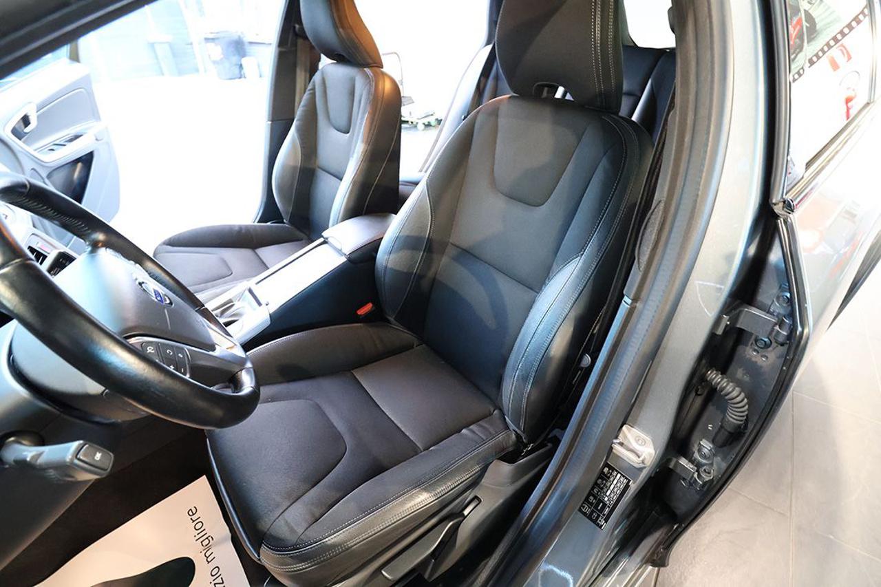 VOLVO V60 Cross Country D3 Geartronic Momentum - 17