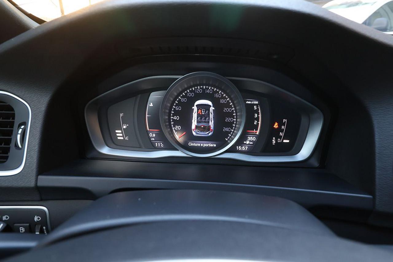 VOLVO V60 Cross Country D3 Geartronic Momentum - 24