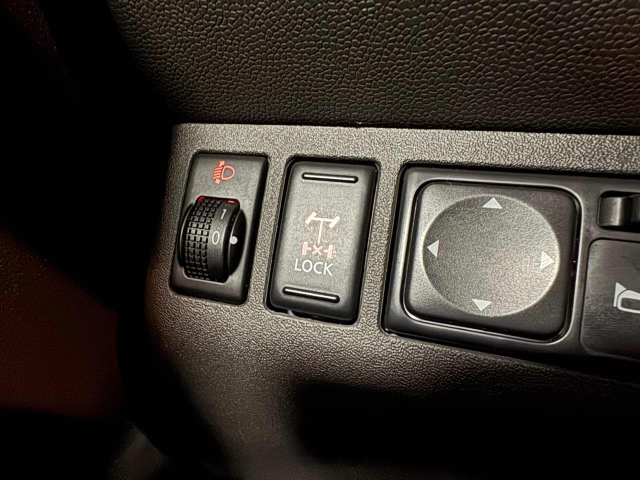 NISSAN Navara 2.5 dCi 190CV 4 porte Double Cab Sport - 14