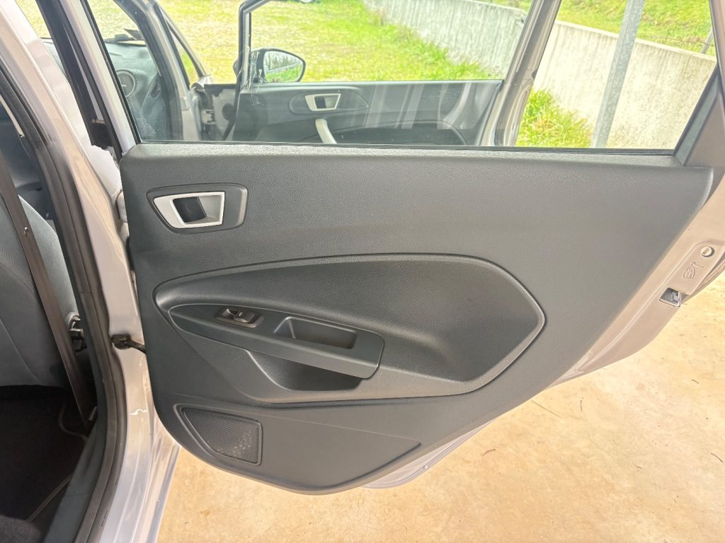 FORD Fiesta 1.4 TDCi 70CV 5 porte Titanium OK NEOPATENTATI - 19