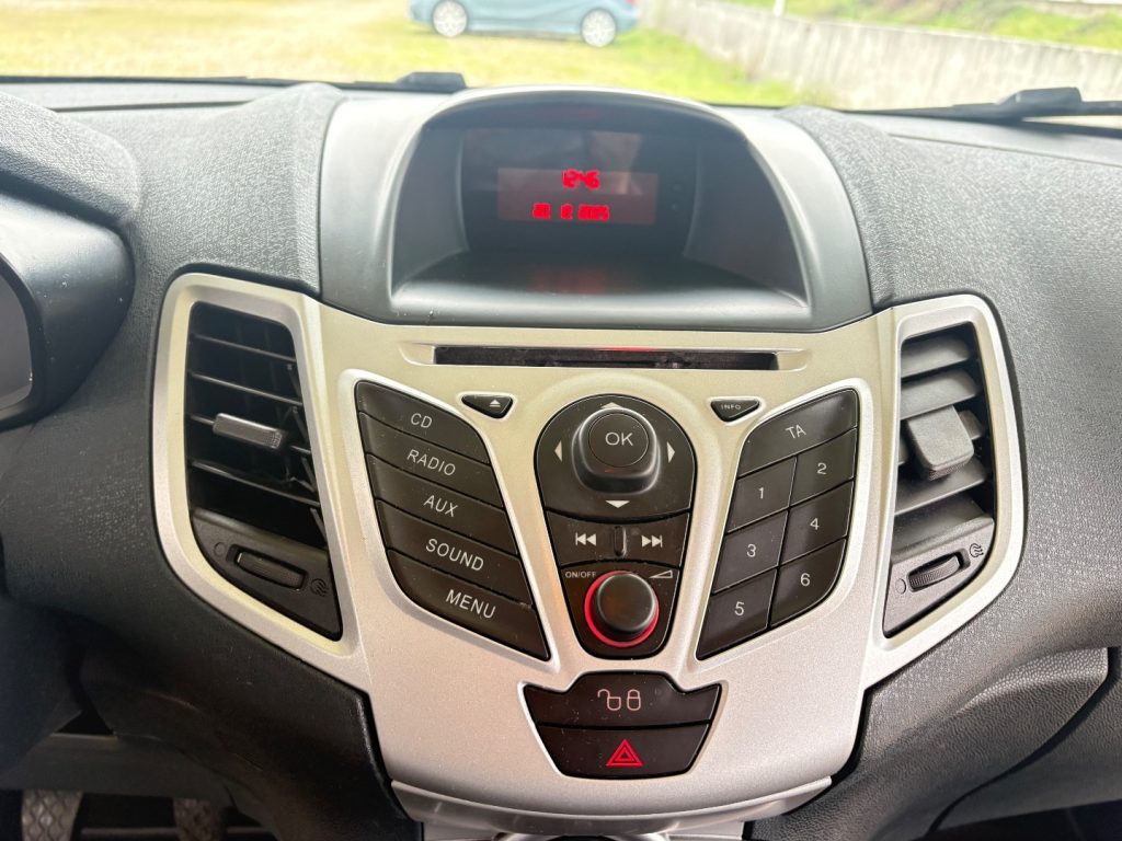 FORD Fiesta 1.4 TDCi 70CV 5 porte Titanium OK NEOPATENTATI - 27