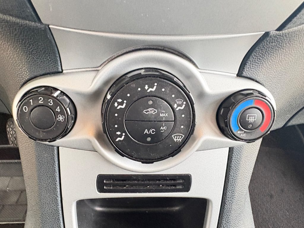 FORD Fiesta 1.4 TDCi 70CV 5 porte Titanium OK NEOPATENTATI - 30