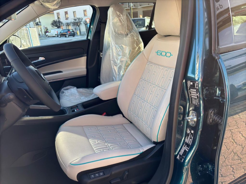 FIAT 600 Hybrid 145CV DCT MHEV La Prima *VERDE MARE - 8