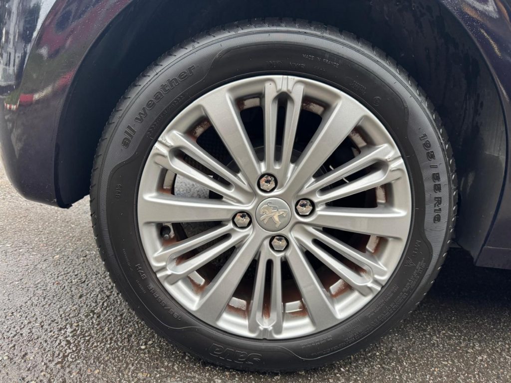 PEUGEOT 208 1° serie PureTech 82 5 porte Allure - 19