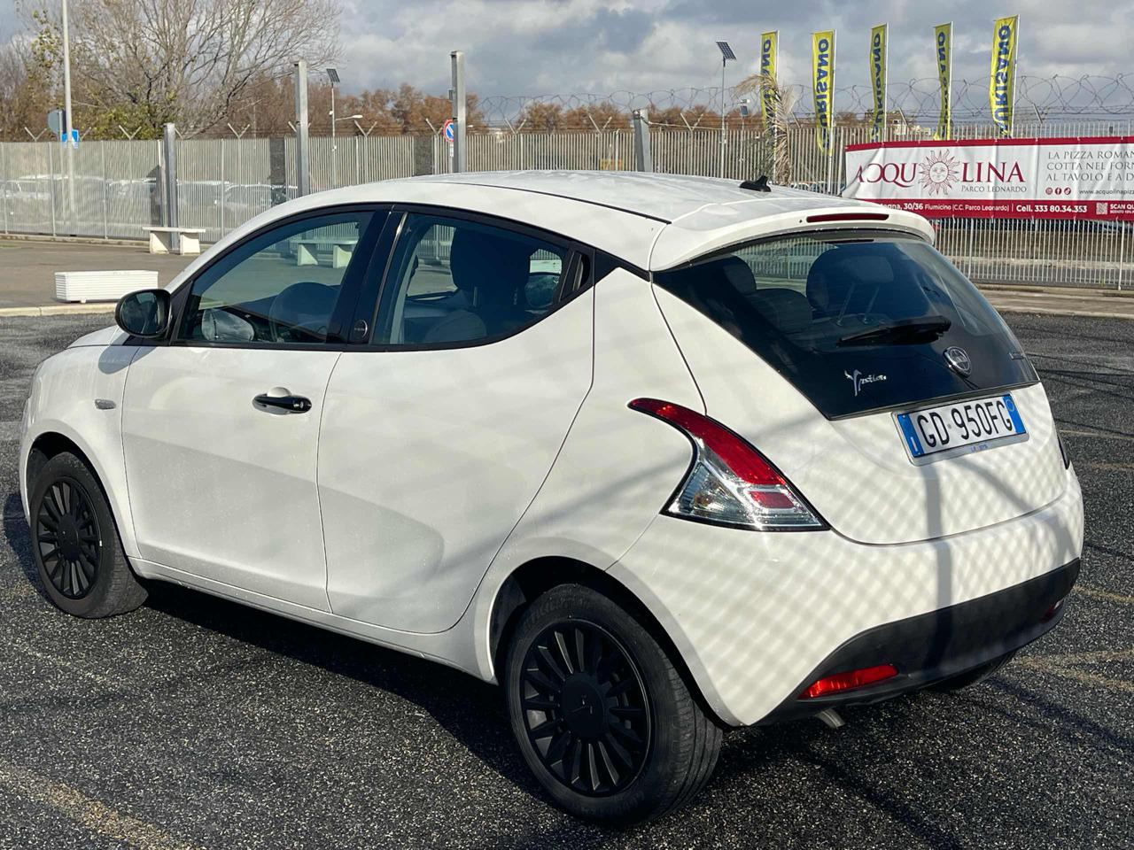 LANCIA Ypsilon 1.0 FireFly 5 porte S&S Hybrid Ecochic Silver - 4
