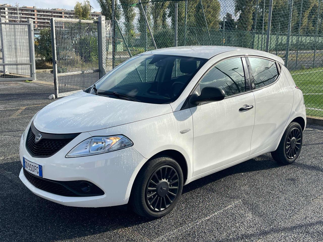 LANCIA Ypsilon 1.0 FireFly 5 porte S&S Hybrid Ecochic Silver - 2
