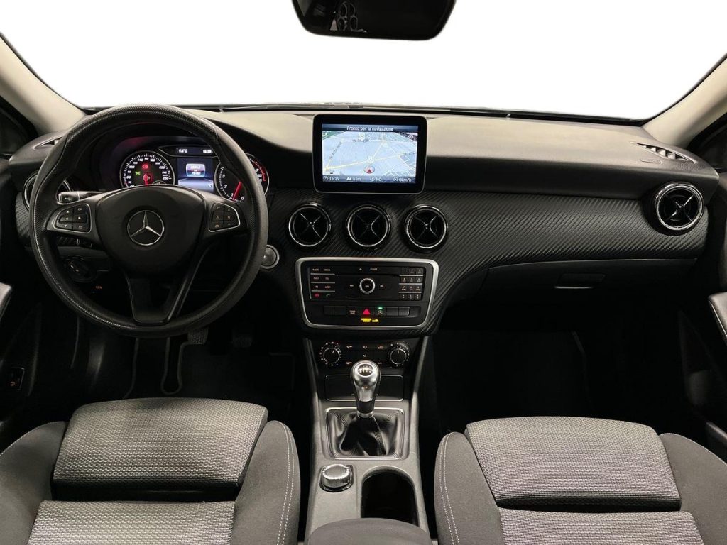 MERCEDES-BENZ GLA 180 Business - 9