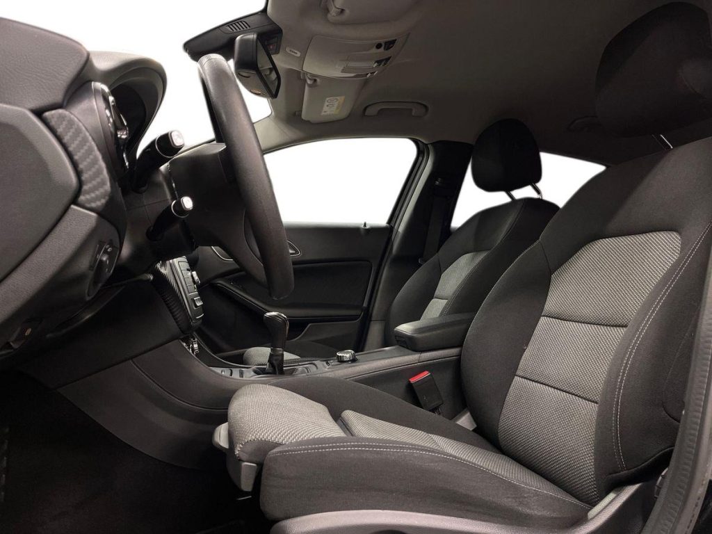 MERCEDES-BENZ GLA 180 Business - 10