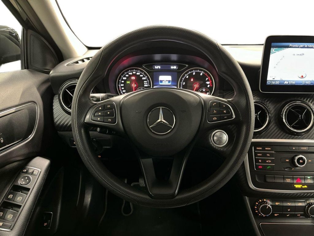 MERCEDES-BENZ GLA 180 Business - 11