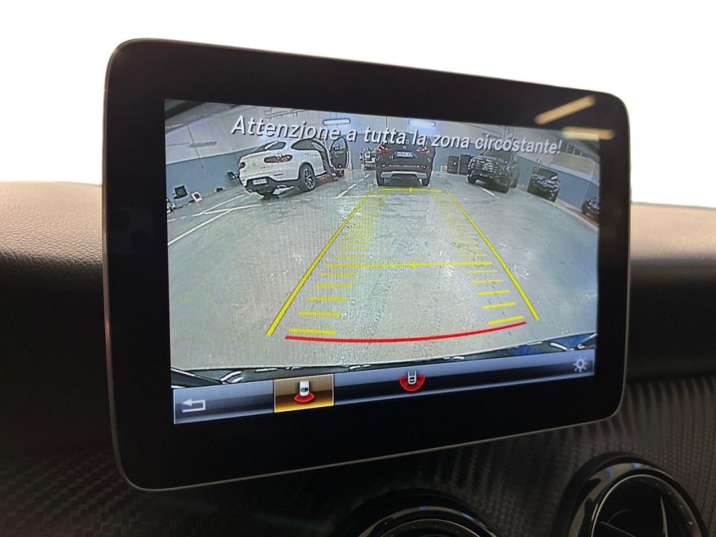 MERCEDES-BENZ GLA 180 Business - 12