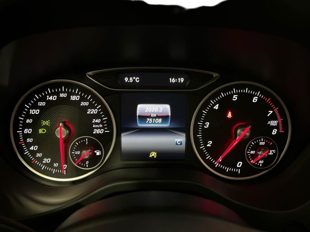 MERCEDES-BENZ GLA 180 Business - 8