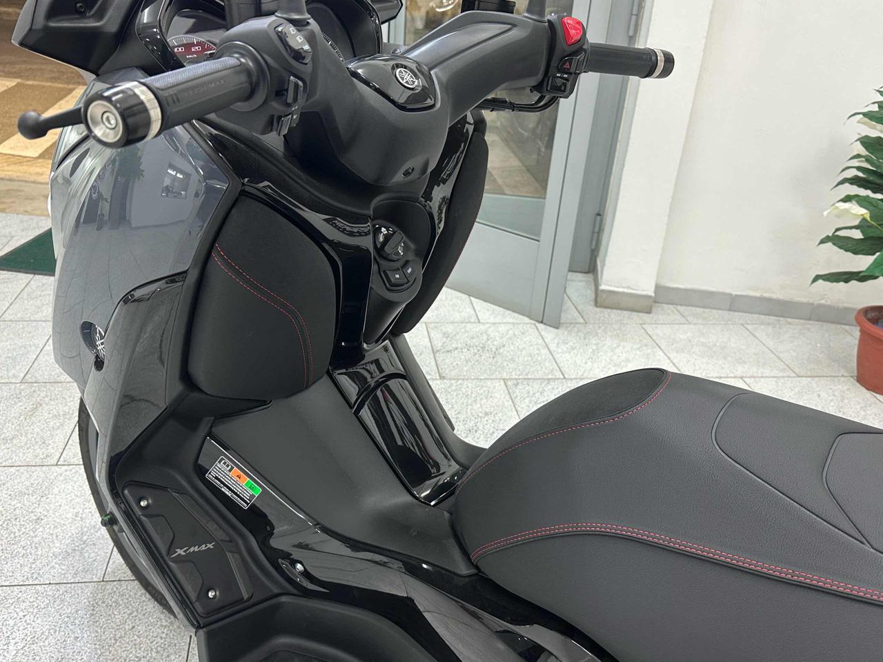 YAMAHA X-MAX 300 Tech - 13