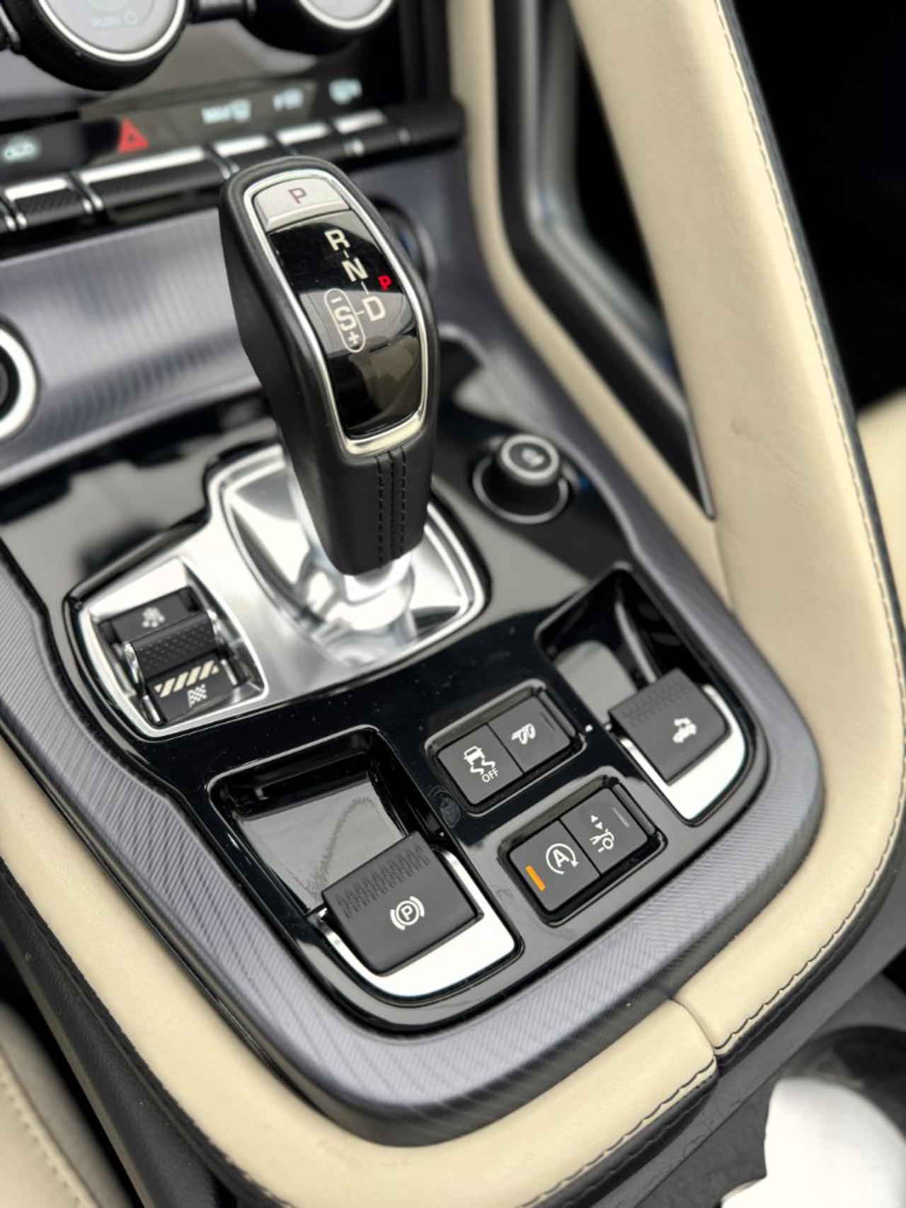 JAGUAR F-Type 2.0i Cabrio R-Dynamic - 27