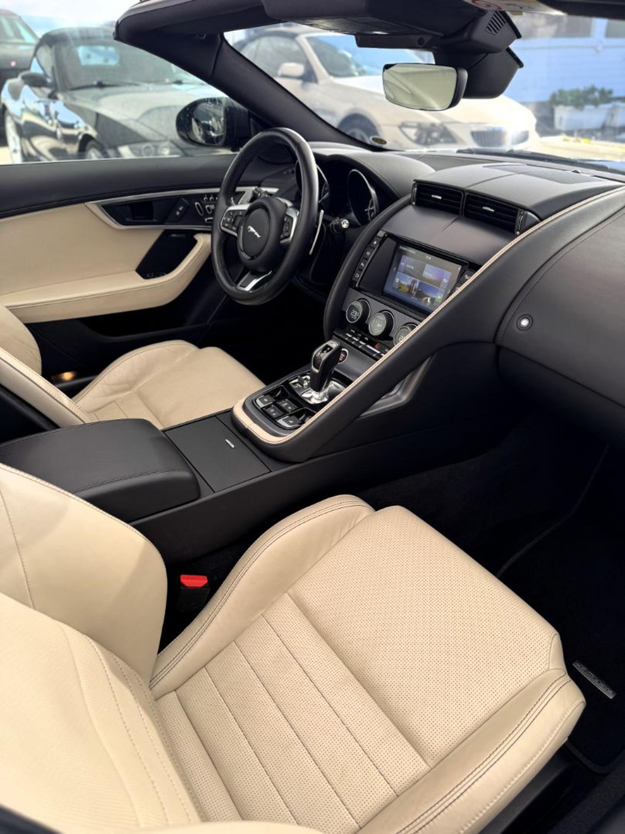 JAGUAR F-Type 2.0i Cabrio R-Dynamic - 12