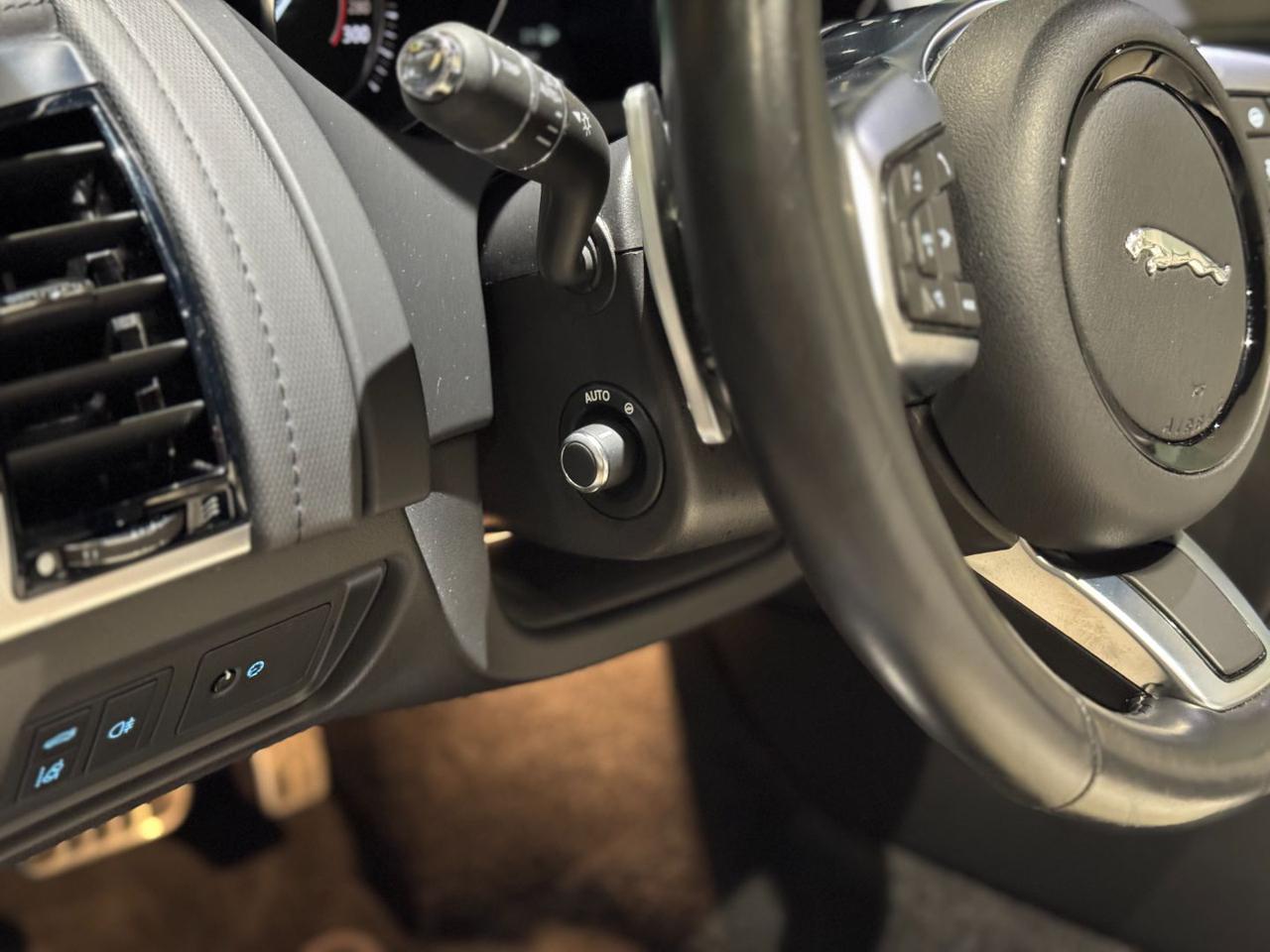 JAGUAR F-Type 2.0i Cabrio R-Dynamic - 40