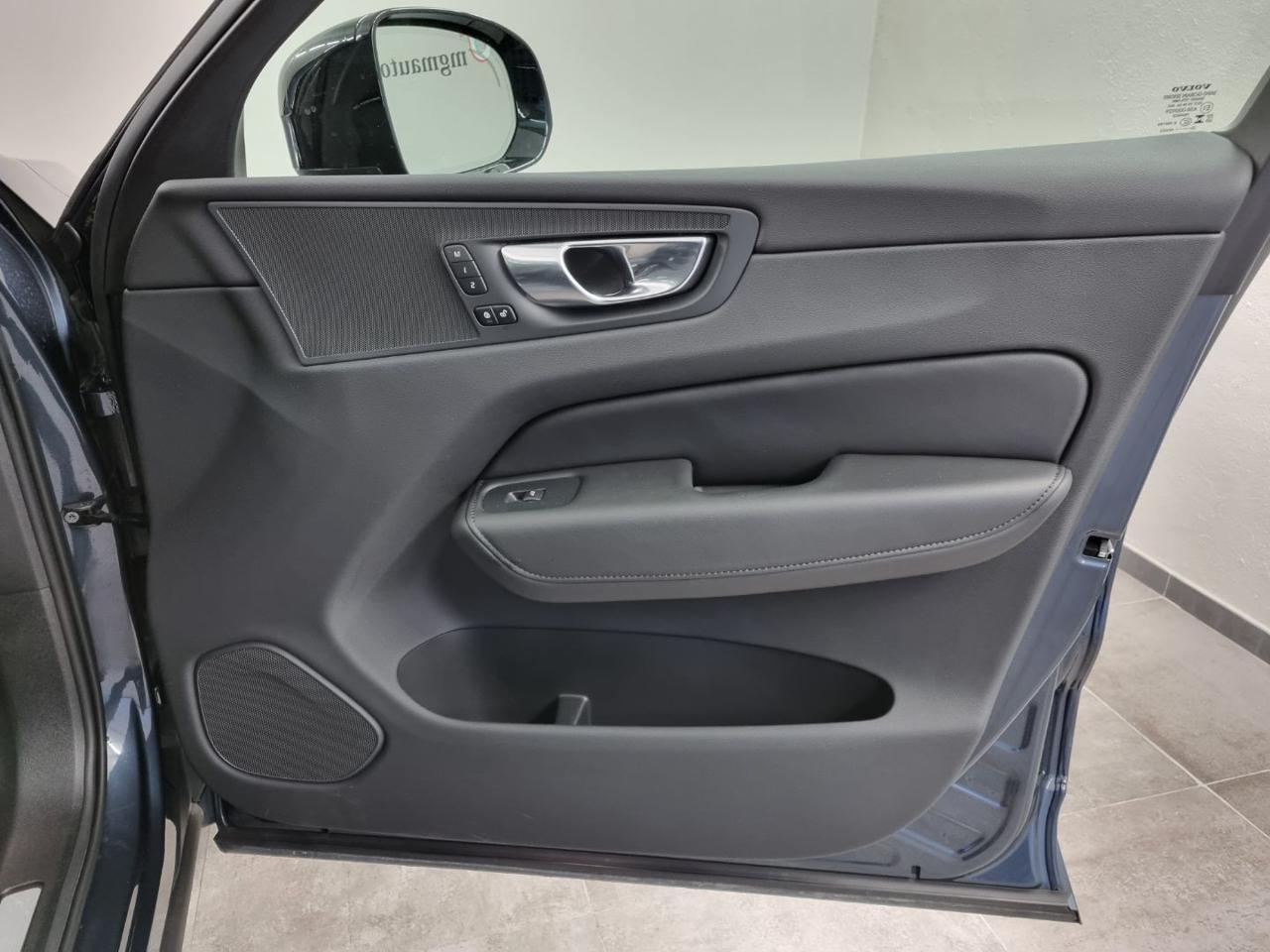 VOLVO XC60 T6 Recharge Plug-in Hybrid AWD automatico Plus Dar - 24