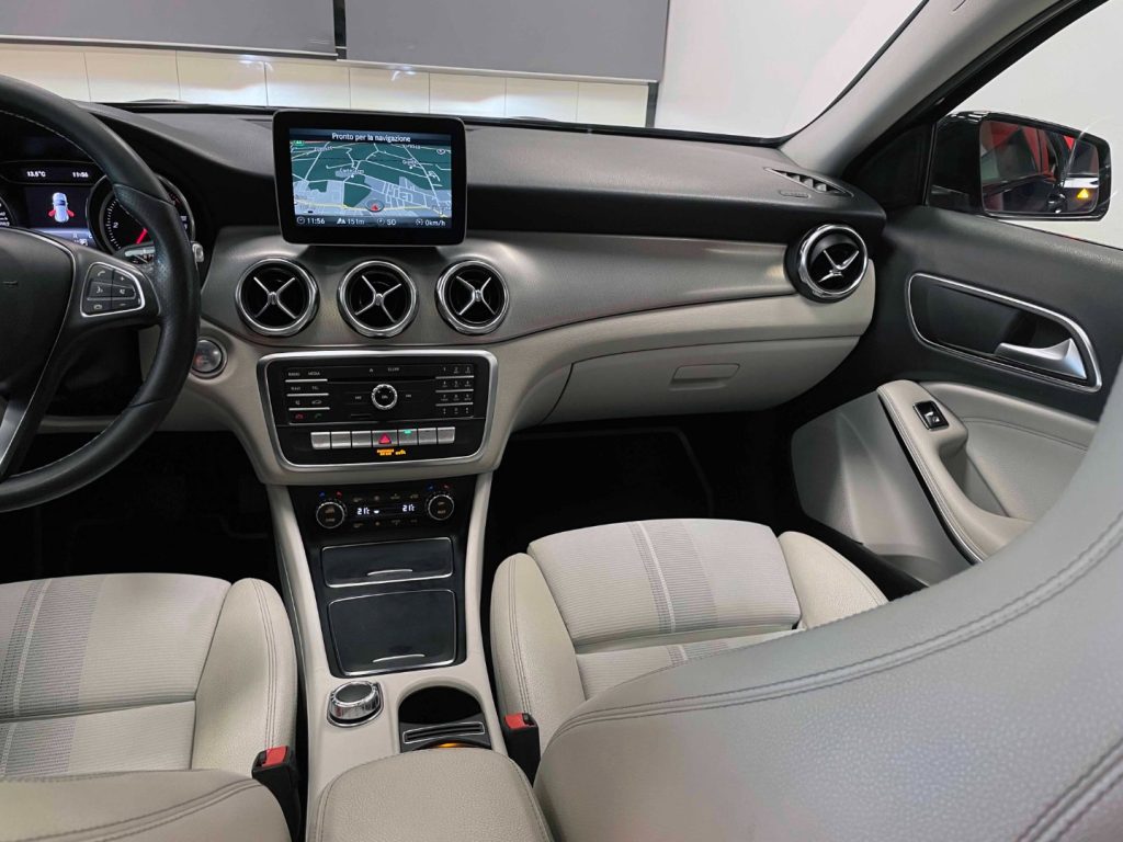 MERCEDES-BENZ GLA 200 D SPORT AUTO - 53