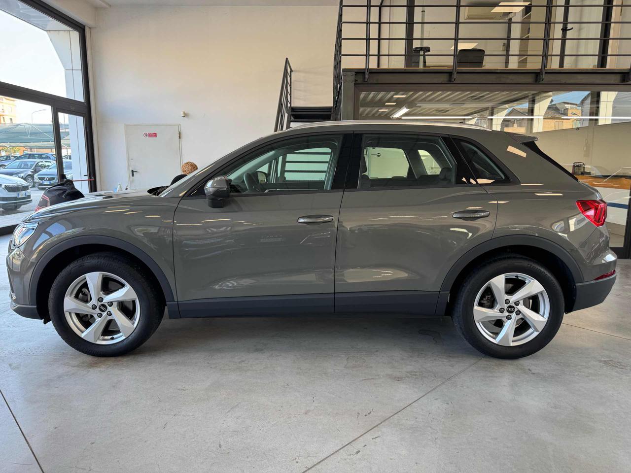 AUDI Q3 40 TDI quattro S tronic Business - 6