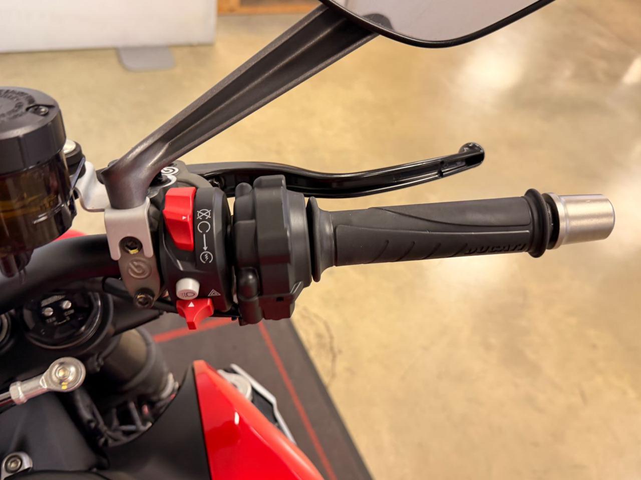 DUCATI Streetfighter V2 RED - 12