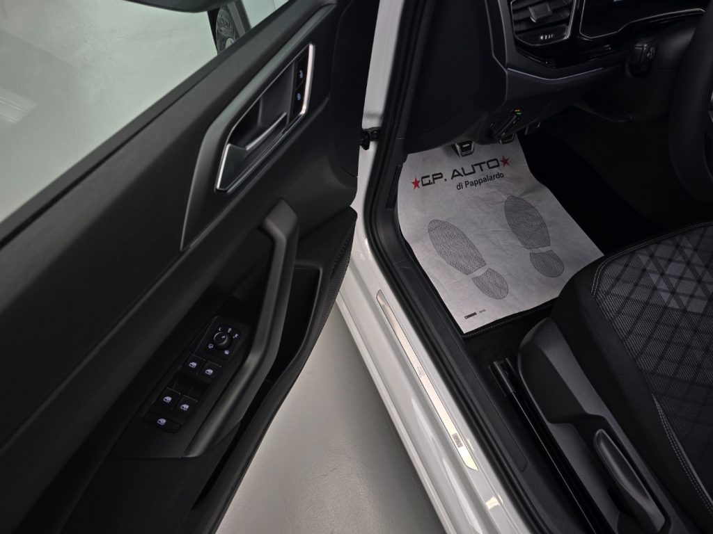 VOLKSWAGEN Taigo 1.0 TSI 115 CV R-Line Plus + Tetto - 25