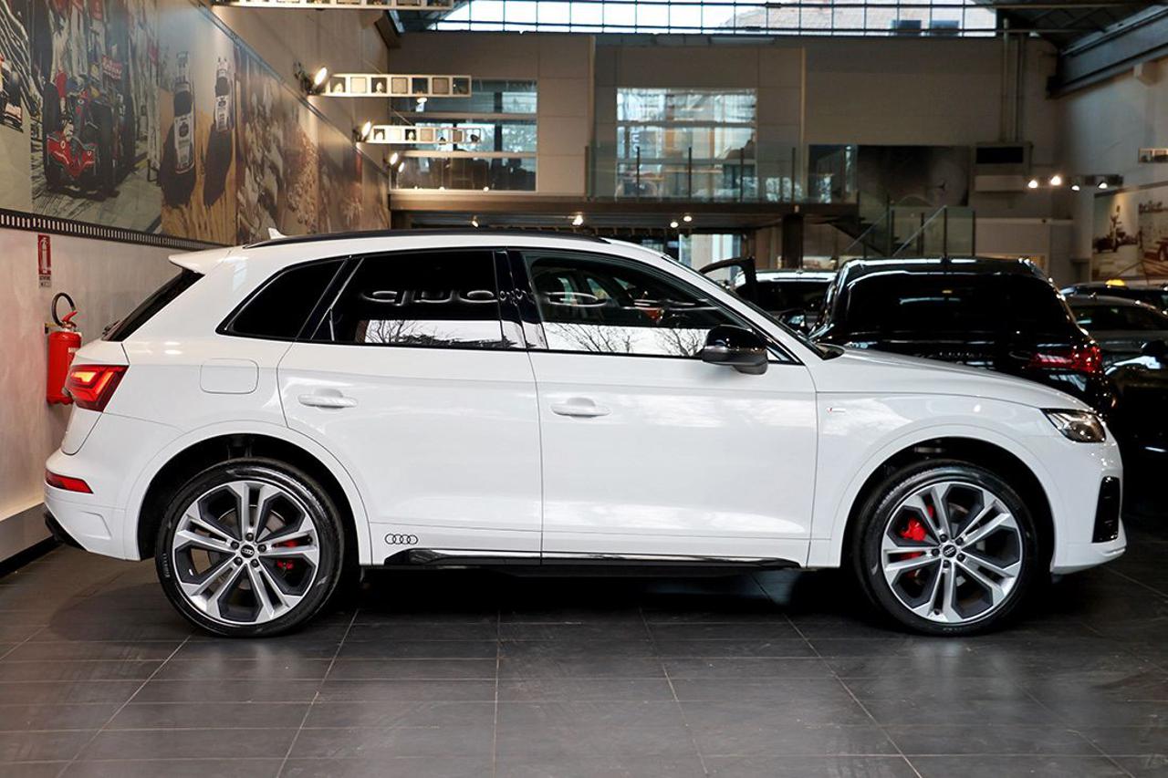 AUDI Q5 40 TDI Quattro S-Tronic Identity Black S-Line - 2