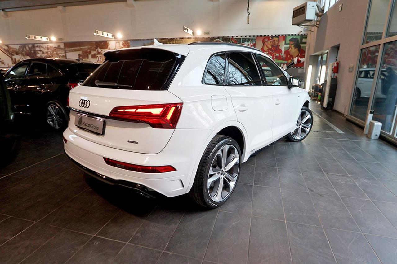 AUDI Q5 40 TDI Quattro S-Tronic Identity Black S-Line - 9