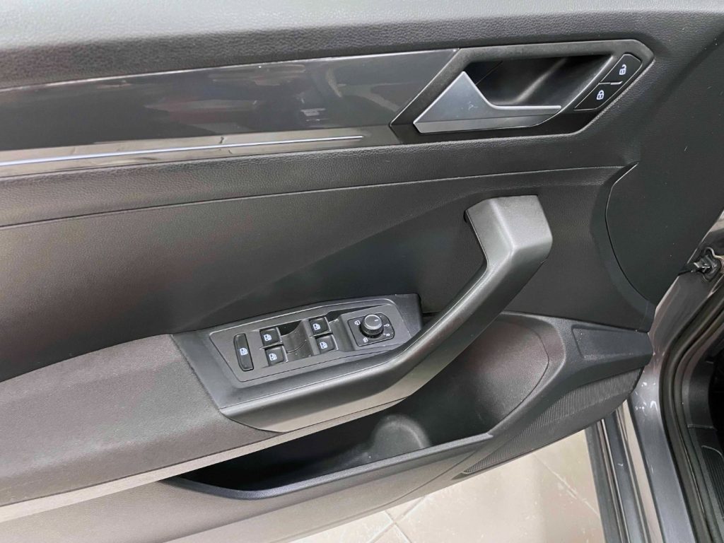 VOLKSWAGEN T-Roc 1.5 TSI STYLE - 40