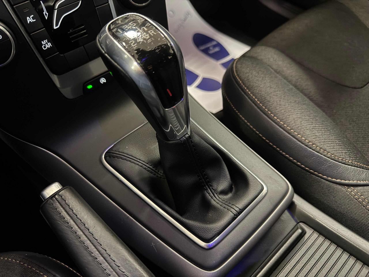 VOLVO V40 Cross Country D2 Kinetic - 11