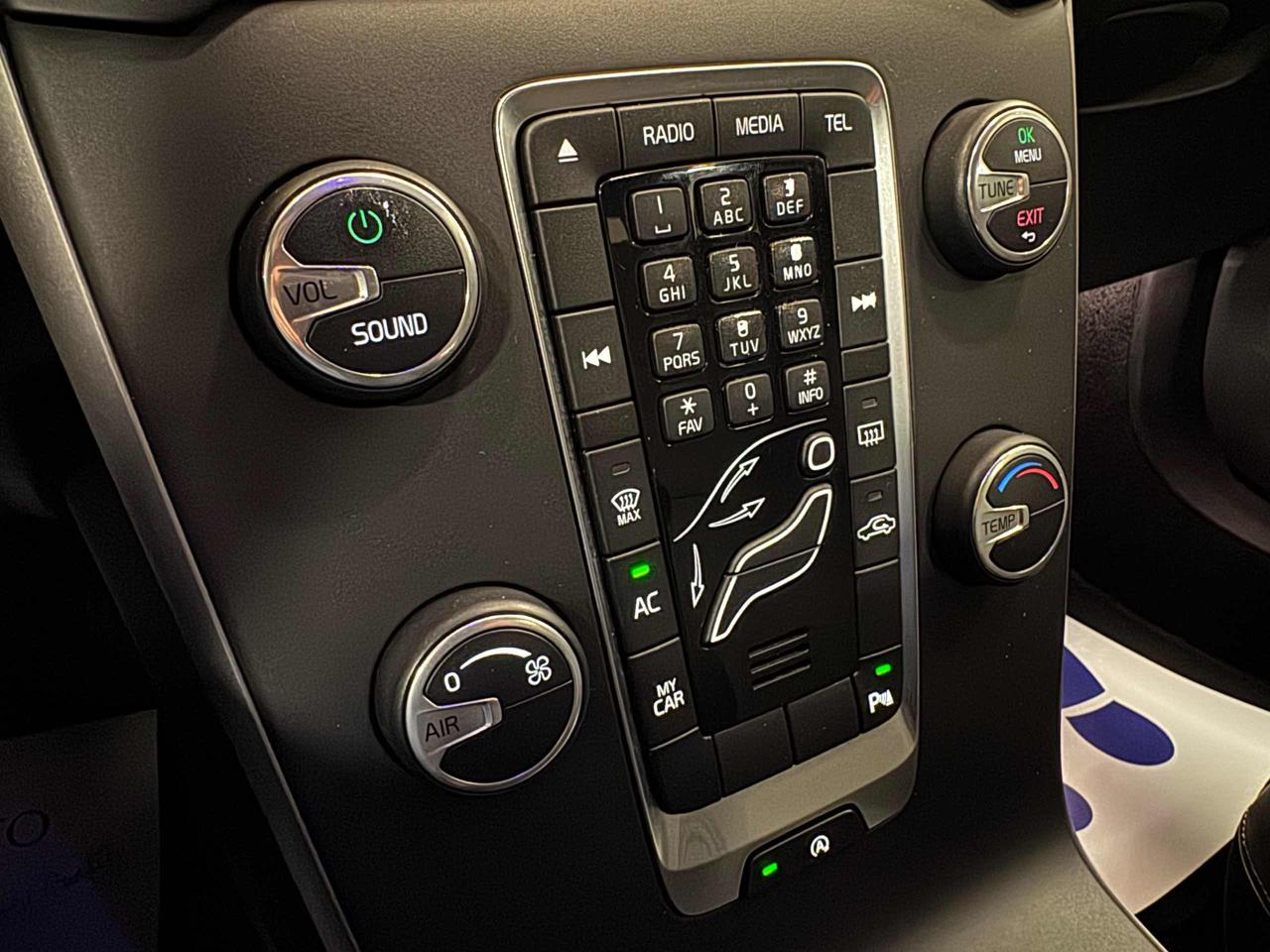 VOLVO V40 Cross Country D2 Kinetic - 12