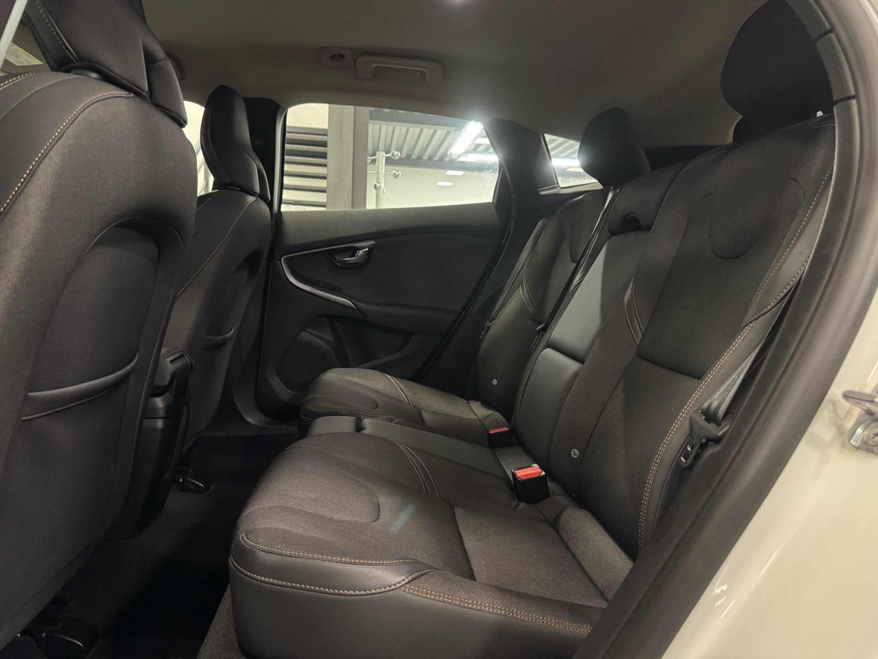 VOLVO V40 Cross Country D2 Kinetic - 9