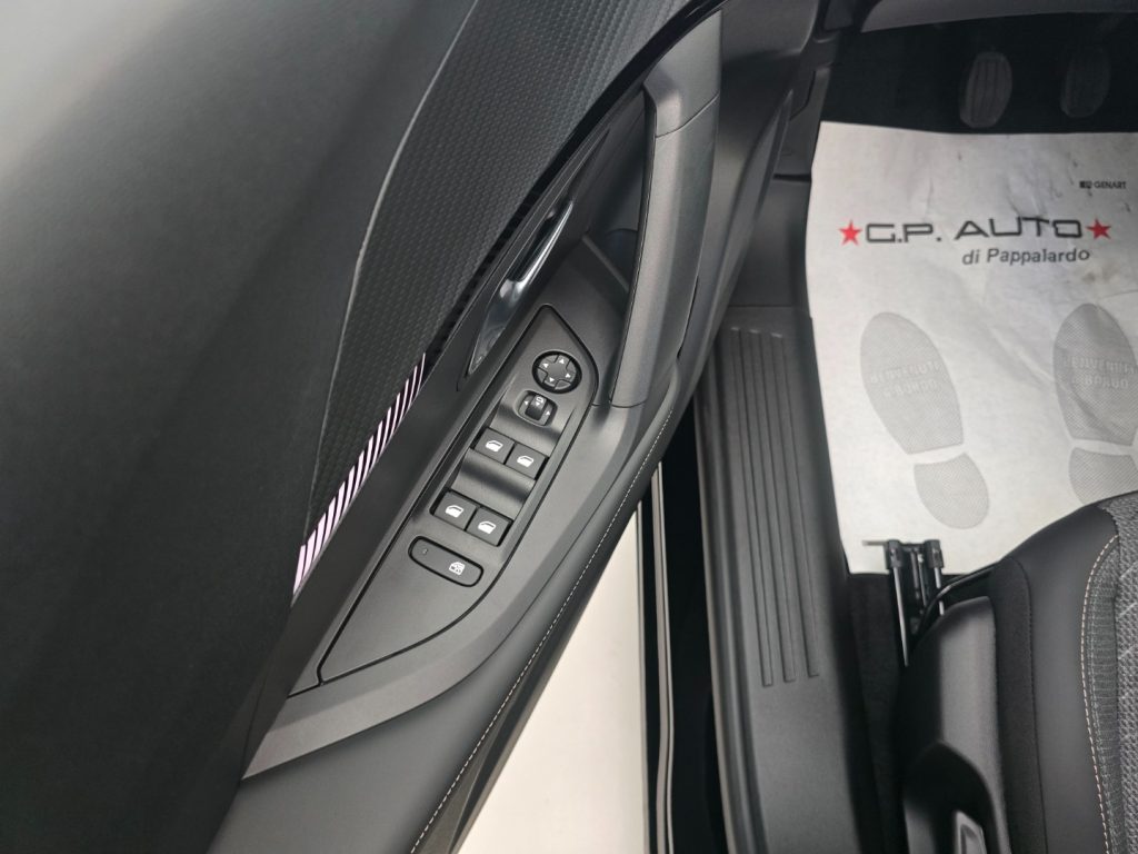 PEUGEOT 2008 PureTech 100 S&S Allure - 19