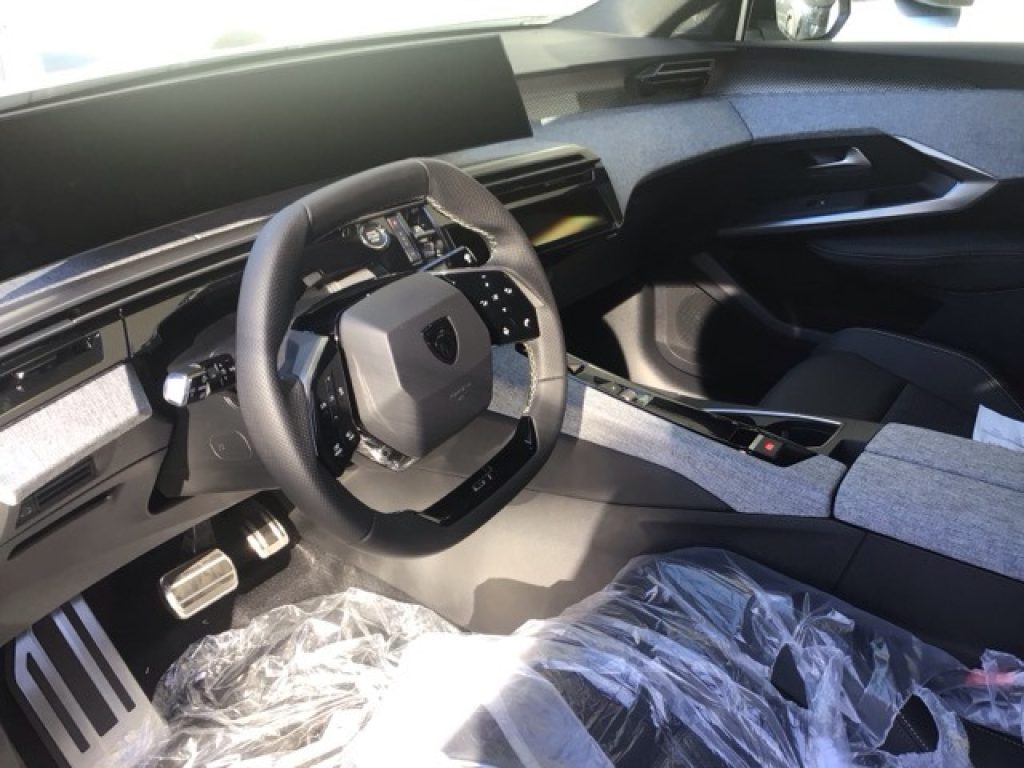 PEUGEOT 3008 Hybrid 145 e-DCS6 GT - 6