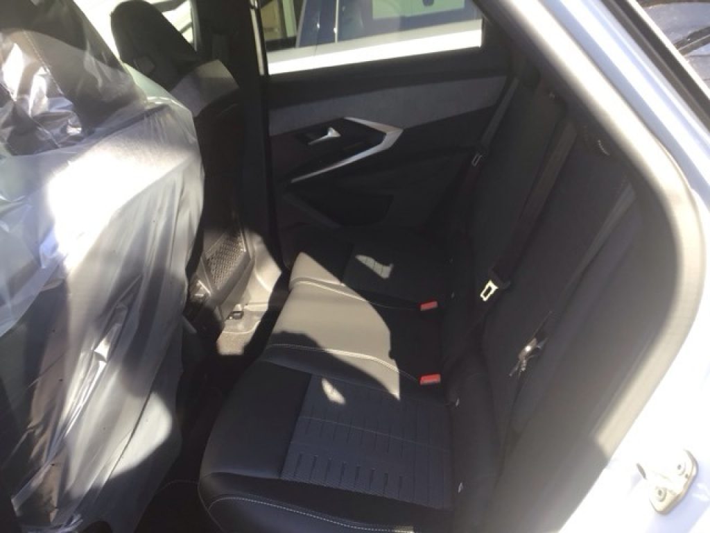 PEUGEOT 3008 Hybrid 145 e-DCS6 GT - 5