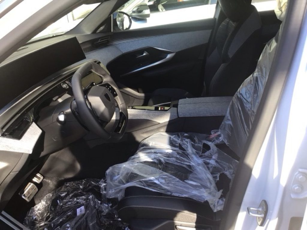 PEUGEOT 3008 Hybrid 145 e-DCS6 GT - 4