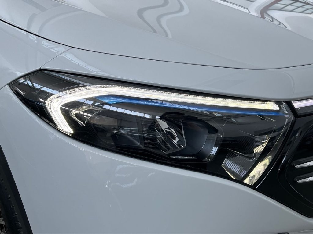 MERCEDES-BENZ EQA 300 4Matic Premium Plus - 17