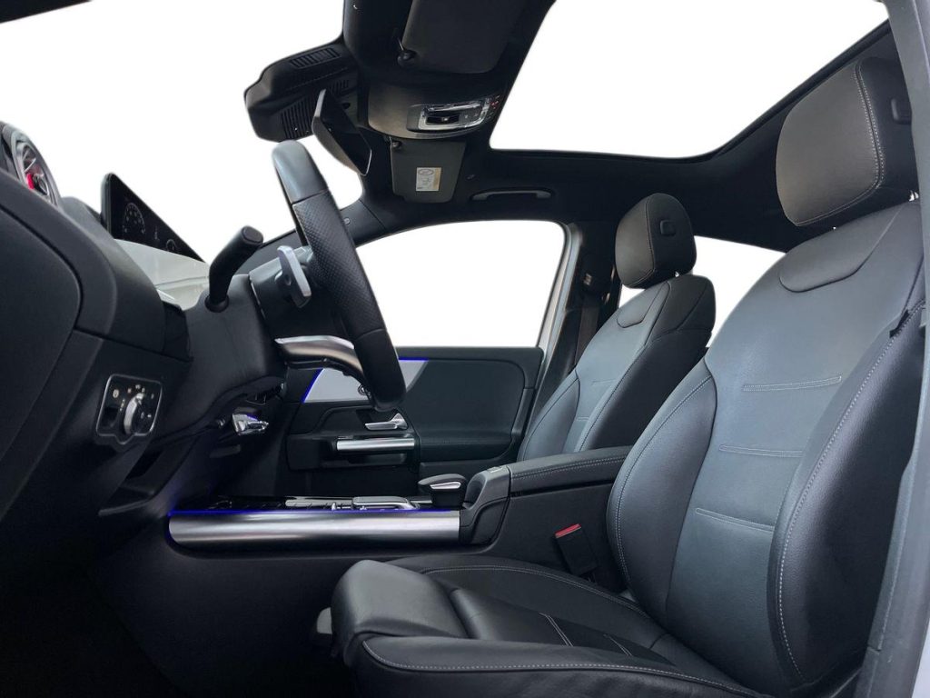 MERCEDES-BENZ EQA 300 4Matic Premium Plus - 10