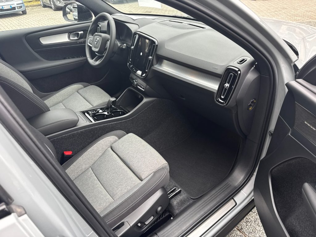VOLVO XC40 B3 automatico Plus Dark KM0 PREZZO REALE - 10