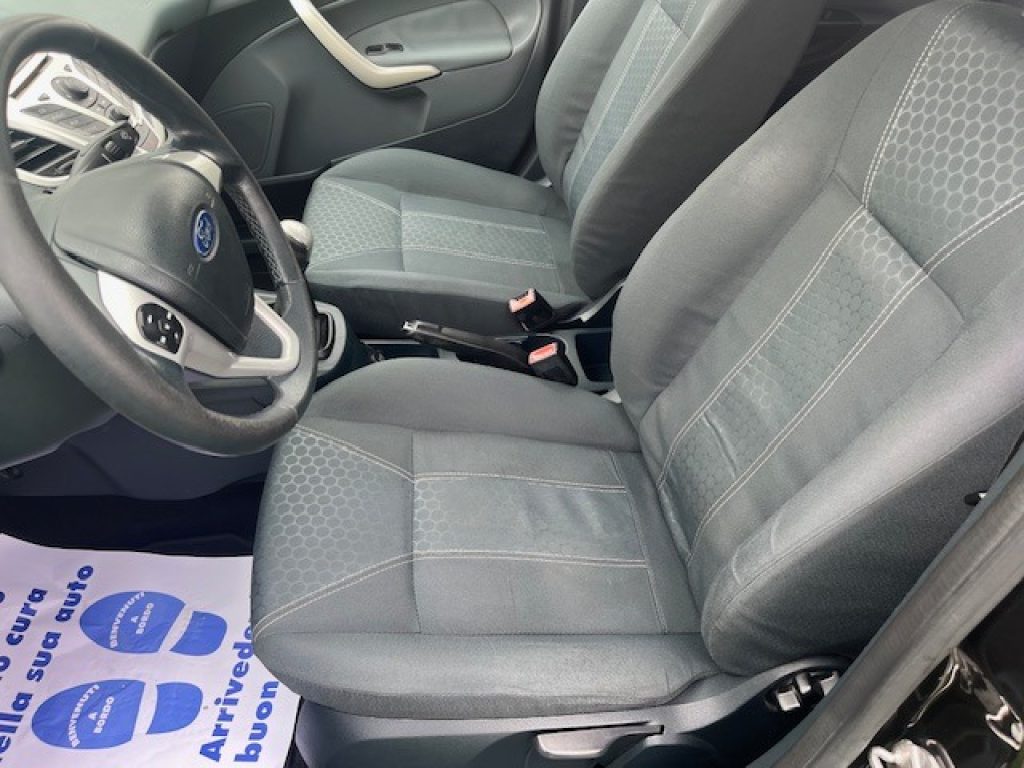 FORD Fiesta 1.4 TDCi 70CV 5 porte Titanium - 10