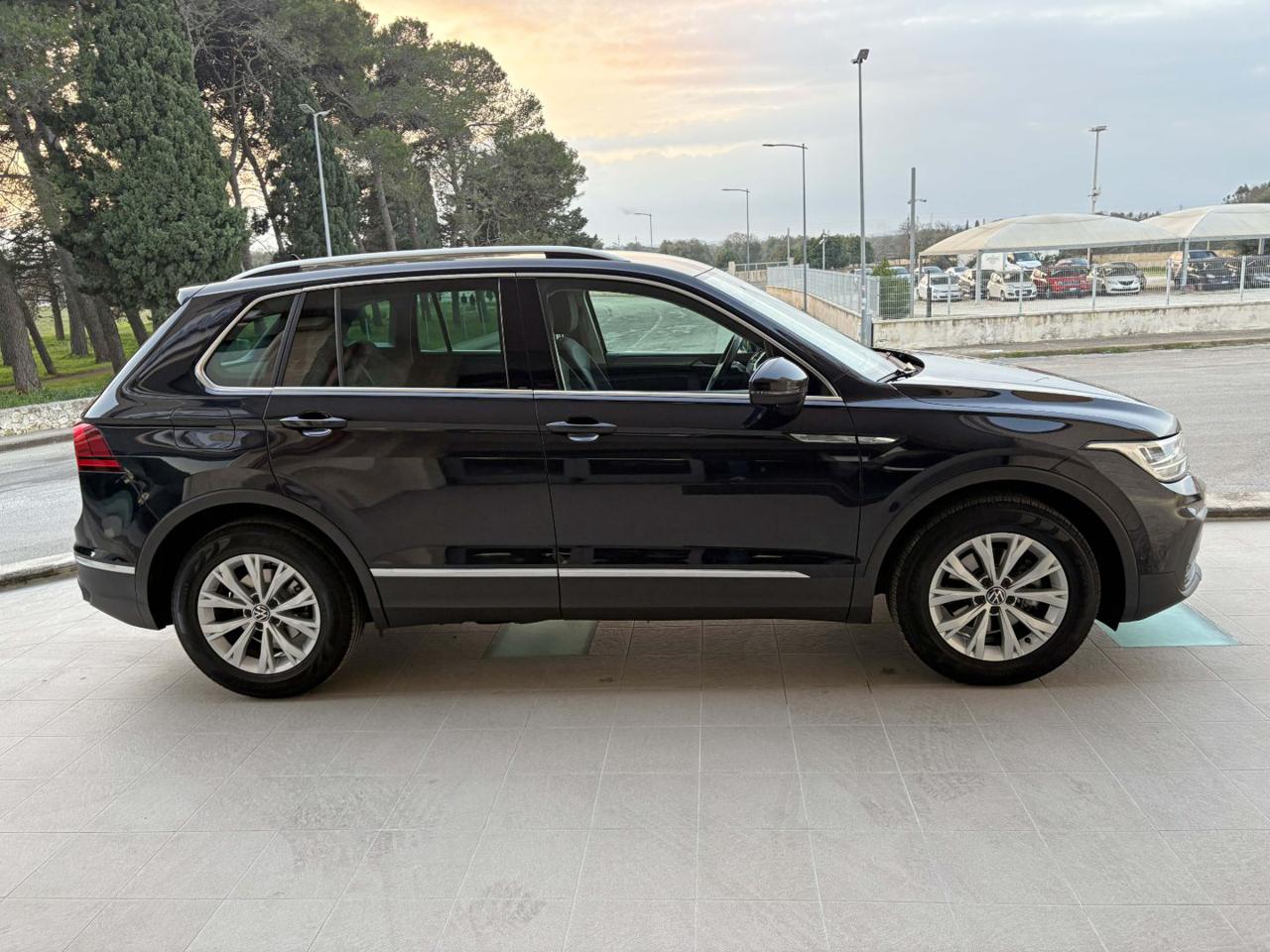 VOLKSWAGEN Tiguan 2.0 TDI 150 CV SCR DSG Life TELECAMERA - 4