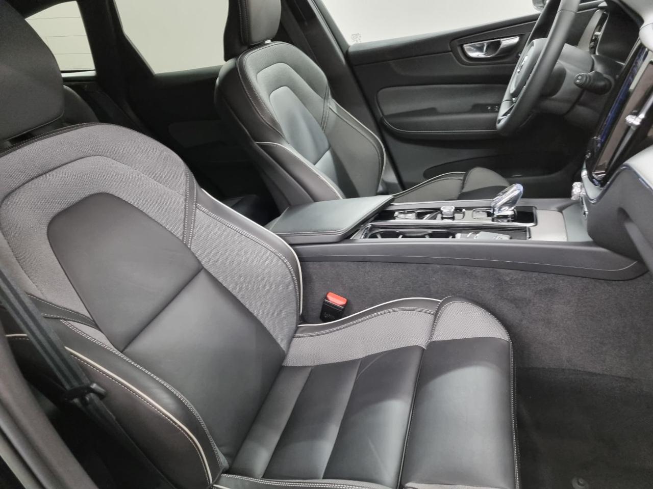 VOLVO XC60 B4 automatico Plus Dark - 30