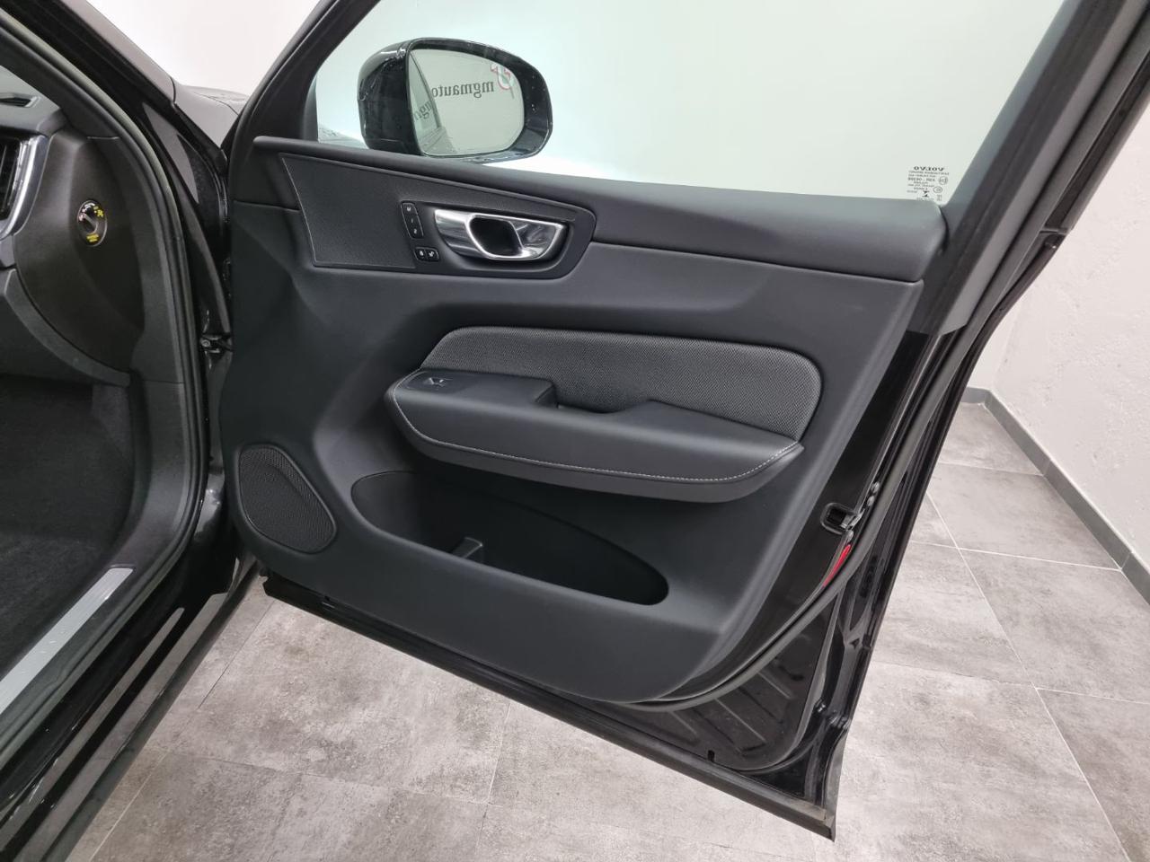 VOLVO XC60 B4 automatico Plus Dark - 29