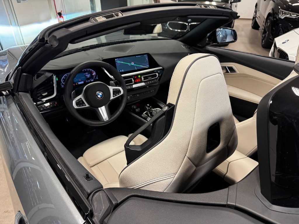 BMW Z4 sDrive20i Msport+19BLACK+HARMAN/KARDON - 11