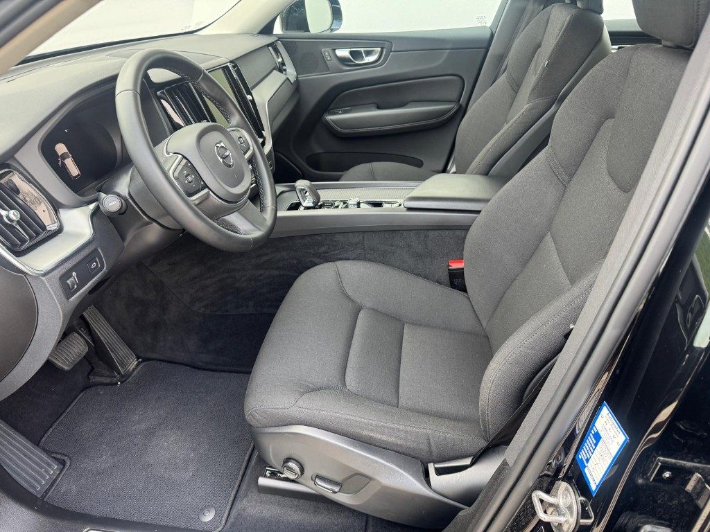 VOLVO XC60 B4 (d) AWD Geartronic Momentum Pro - Grid Foto 9